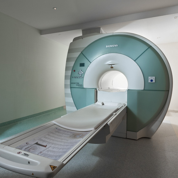 Na zdjęciu znajduje się Rezonans Magnetyczny Siemens 1,5 T Nadmorskiego Centrum Medycznego